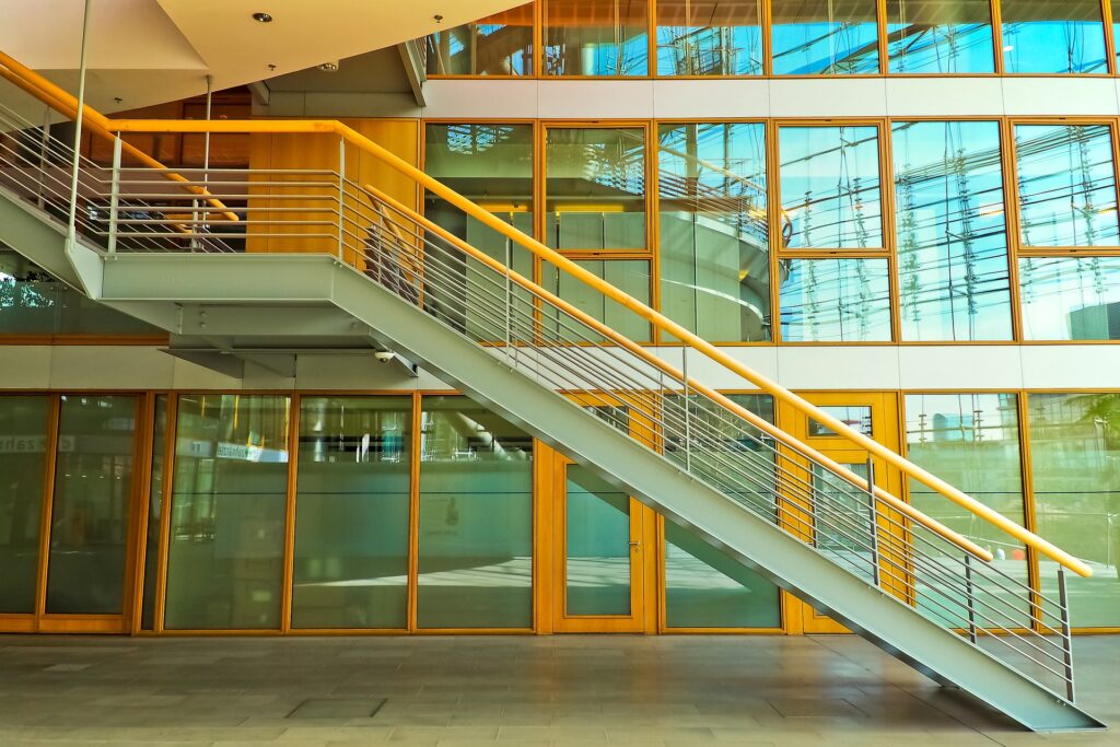 Foto de uma escada metálica amarela